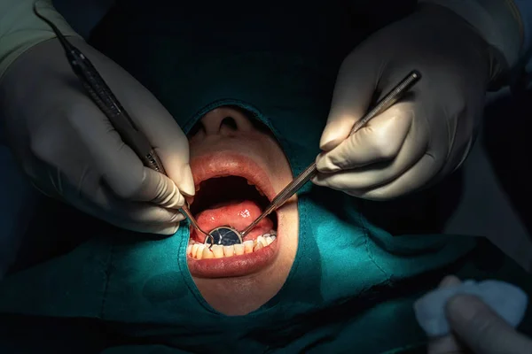 Diş Kliniğinde Diş Hekimi Diş Temizliği Için Asistan Diş Bakım — Stok fotoğraf