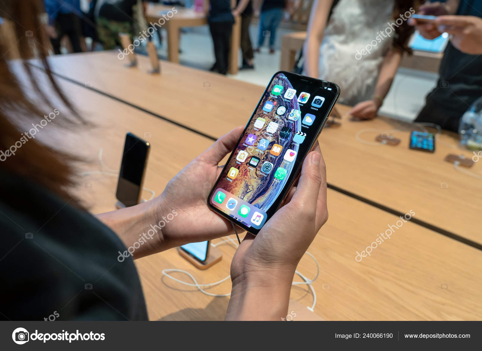 Bangkok Thailand November 2018 Undefined Asian Woman Hand Holding New Stock Editorial Photo C Tzido 240066190
