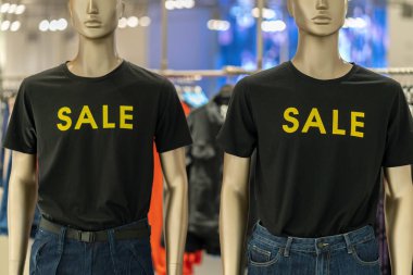 Satılık metin alışveriş, iş moda ve reklam kavramı için alışveriş mağazası bulunan rahat kıyafetler giymiş kadın manken parçası