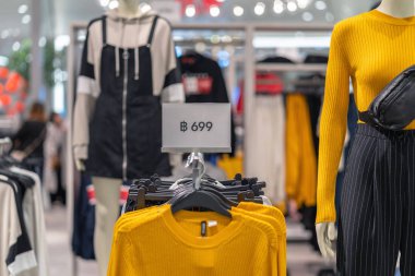Satılık sahte kapalı kadar alışveriş bölümü mağazasında alışveriş, iş moda ve reklam kavramı için giyim hattı üzerinden görünen kare ayarı tanıtımı