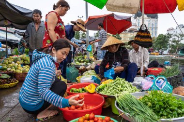 Cai Rang, Vietnam - 11 Ağustos 2018: tanımsız kadın tüccar ile geleneksel bir pazarın katta Satılık sebze Cai port 11 Ağustos 2018 üzerinde oturan Pazar çaldı, can tho il, vietnam.