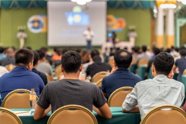 Hoparlörleri dinleme seyirci arkadan görünüş konferans salonu veya Seminer Toplantı, iş ve eğitim kavramı sahnede slaydı sunmak