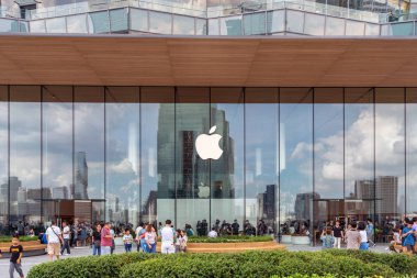 Bangkok, Tayland - Kasım 2018: Önünde iconsiam bangkok, Tayland, Thailand, 11 Kasım 2018 camlı yansıması ile Apple store Apple zaten denize indirmek ilk Tay mağazasını Iconsiam.