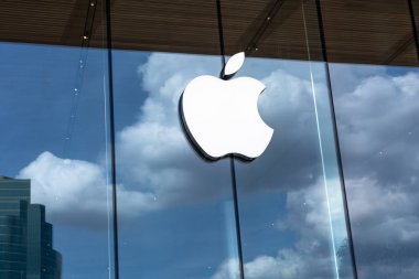 Bangkok, Tayland - Kasım 2018: Apple store iconsiam bangkok, Tayland, Thailand, 11 Kasım 2018 camlı yansıması ile önünde Closeup Apple logosu Apple zaten başlatmak ilk Tay mağazasını Iconsiam.