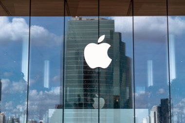 Bangkok, Tayland - Kasım 2018: Apple store iconsiam bangkok, Tayland, Thailand, 11 Kasım 2018 camlı yansıması ile önünde Closeup Apple logosu Apple zaten başlatmak ilk Tay mağazasını Iconsiam.
