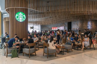 Bangkok, Tayland - Kasım 2018: Starbuck kahve Iconsiam mağaza üzerinde 11 Kasım 2018 bangkok, Tayland, kahve dükkanında içinde taç insanlarla. Iconsiam zaten açık 9 Kasım 2018