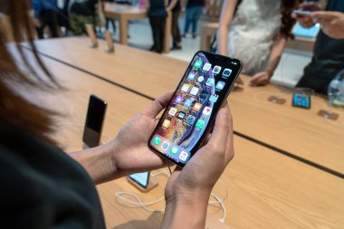 Bangkok, Tayland - Kasım 2018: yeni iphone xs en fazla ürün gösteri Apple Store iconsiam mağaza, 12 Kasım 2018 üzerinde bangkok, Tayland tutan tanımsız Asyalı kadın el.