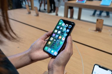 Bangkok, Tayland - Kasım 2018: yeni iphone xs en fazla ürün gösteri Apple Store iconsiam mağaza, 12 Kasım 2018 üzerinde bangkok, Tayland tutan tanımsız Asyalı kadın el.