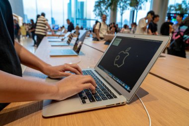 Bangkok, Tayland - Kasım 2018: macbook hava ürün gösteri iconsiam Mağaza Apple store 12 Kasım 2018 üzerinde bangkok, Tayland kullanılarak tanımsız Asyalı kadın el.