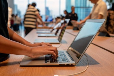 Bangkok, Tayland - Kasım 2018: macbook hava ürün gösteri iconsiam Mağaza Apple store 12 Kasım 2018 üzerinde bangkok, Tayland kullanılarak tanımsız Asyalı kadın el.
