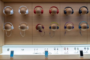 Bangkok, Tayland - Kasım 2018: Gösteren kulaklık ve iphone Apple Store yeni iconsiam alışveriş dükkanında bangkok, Tayland 12 Kasım 2018 üzerinde açılış rafta.