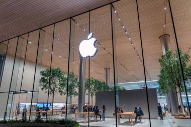Bangkok, Tayland - Kasım 2018: Apple store yeni açılış shop 12 Kasım 2018 Bangkok, Tayland, Thailand, iconsiam Bakanlığı mağazasında logolu birçok insanlar taç ve müşteri ziyareti.