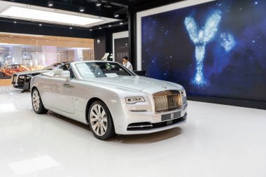 Bangkok, Tayland - Kasım 2018: Iconsiam mağaza üzerinde 14 Kasım 2018 bangkok, Tayland, Rolls-Royce amiral gemisi Showroom. Iconsiam zaten açık 9 Kasım 2018