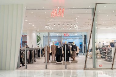 Bangkok, Tayland - Kasım 2018: Iconsiam mağaza üzerinde 14 Kasım 2018 bangkok, Tayland, H ve M flagship store. Iconsiam zaten açık 9 Kasım 2018
