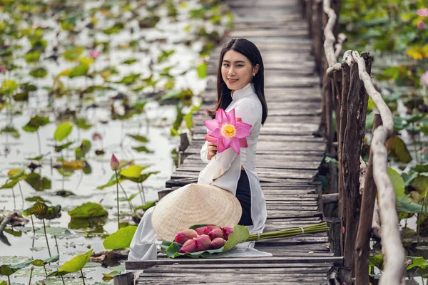 Portré Gyönyörű Vietnami Hagyományos Vietnami Kalap Tartja Rózsaszín Lótusz Fahíd — Stock Fotó