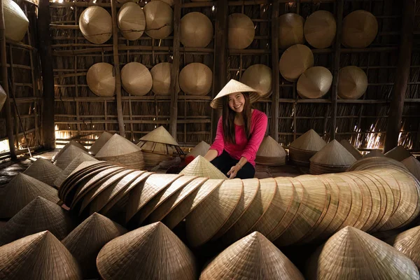 Asiático Viajante Feminino Artesão Fazendo Tradicional Chapéu Vietnam Antiga Casa — Fotografia de Stock