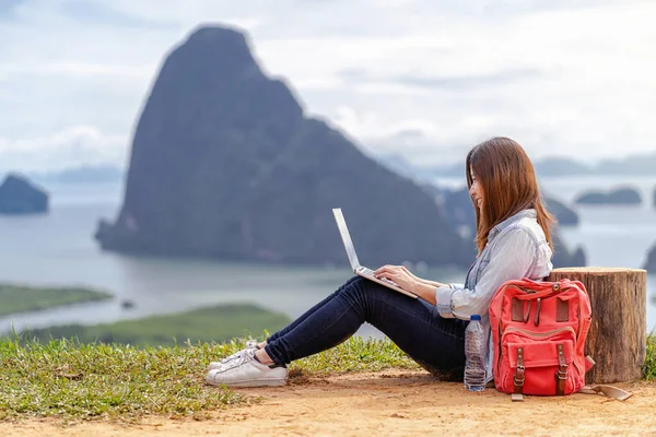 Mujer Asiática Freelancer Trabajando Con Tecnología Laptop Con Acción Felicidad —  Fotos de Stock