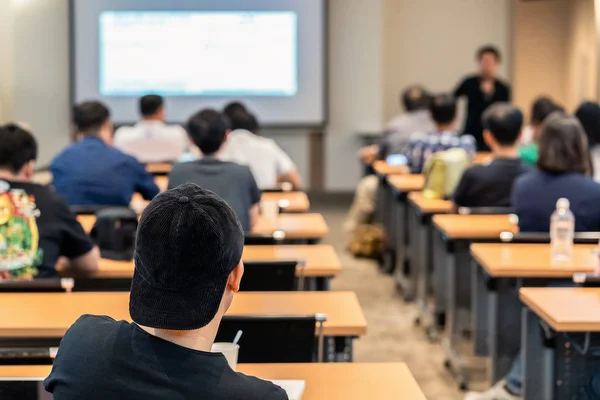 Rückseite Des Publikums Sitzt Und Lauscht Den Rednern Auf Der — Stockfoto