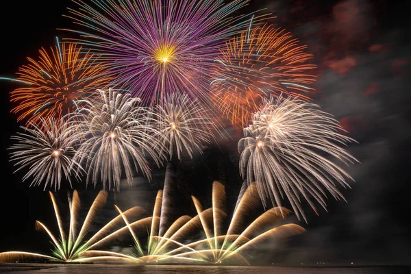 Fantastische Multicolor Vuurwerk Ontploft Voor Viering Van Grote Boot Zee — Stockfoto