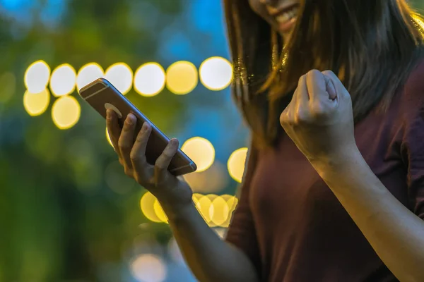 Zbliżenie Ręka Azji Kobieta Pomocą Smartphone Obchodzi Zewnątrz Park Biznes — Zdjęcie stockowe