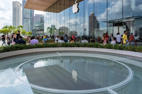 バンコク 2018 バンコクの 2018 Iconsiam でガラス張りの反射でアップル ストアの前でアップルすでに起動 Iconsiam で最初のタイ店 — ストック写真