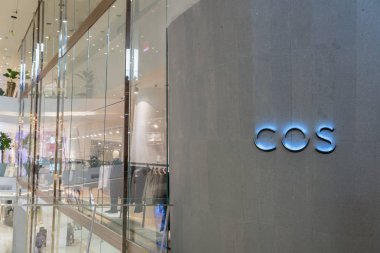 Bangkok, Tayland - Kasım 2018: Iconsiam mağaza üzerinde 14 Kasım 2018 bangkok, Tayland, Cos mağaza. Iconsiam zaten açık 9 Kasım 2018