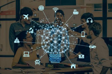 Bir yapay zeka poligonal beyin şekille birlikte, AI ve iş çok kavramı beyin fırtınası grup çok ırklı, insanlar üzerinde akıllı şehrin şeyler teknoloji Internet çeşitli simge