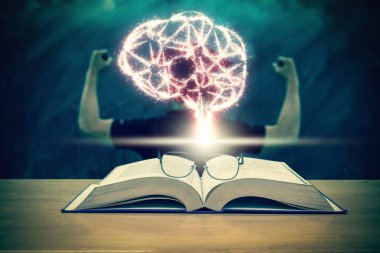 ışıltı sınıf oda kara tahta arka plan ile masasında kitap üzerine gözlük ile mezuniyet kap üzerinde bir yapay zeka beyin şeklinin eğitim ve AI kavramı