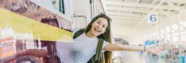 Banner ve web sayfası veya Asya kadın Traveler tren istasyonunda, Seyahat ve yaşam tarzı kavramı seyahate gitmeden önce mutluluk hissi kapak şablonu