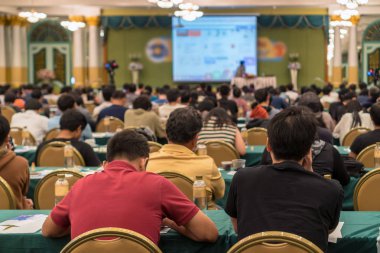 Hoparlörleri dinleme seyirci arkadan görünüş konferans salonu veya Seminer Toplantı, iş ve eğitim kavramı sahnede slaydı sunmak