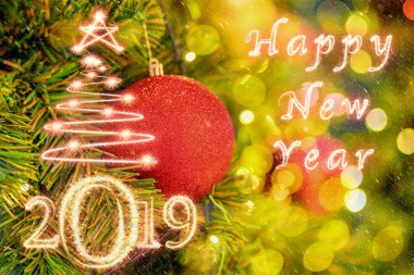Mutlu yeni yıl 2019 ve Noel ağacı Noel ağaçları arka plan soyut bulanık bokeh, kutlama ve tebrik kartları 2019 kavramı üzerine ışıltı havai fişek ile yazılmış
