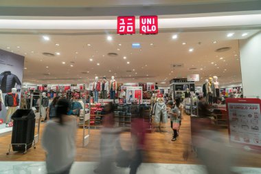 Bangkok, Tayland - Kasım 2018: Iconsiam birçok alışveriş mağazası ve Uniqlo bangkok, Tayland 11 Kasım 2018 üzerinde sahip mağaza. Iconsiam zaten açık 9 Kasım 2018