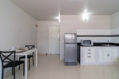 Aynı alanda oturma odası ve mutfak deri kanepe ile Lüks İç yatak odası, kat mülkiyeti veya daire Stüdyo oda tipi, servis daire ve Konaklama Kavramı