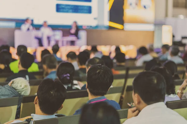 Posteriore Vista Del Pubblico Oratori Ascolto Sul Palco Nella Sala — Foto Stock