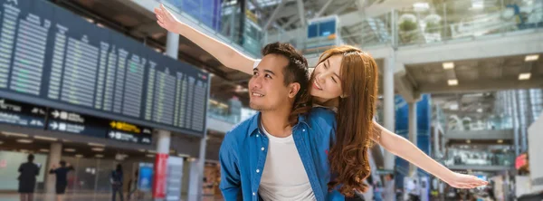 在莫德机场 生活方式旅行和交通概念的飞行信息屏幕上 幸福亚洲夫妇旅客的横幅和网页或封面模板 — 图库照片