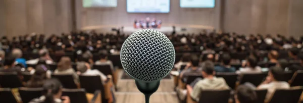 Afiş ve web sayfası veya kapak şablon mikrofon üzerinden soyut / bulanık fotoğraf ile katılan arka plan, iş toplantısı kavramı konferans salonu veya seminer odası