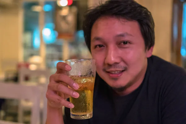 Jovem Asiático Ação Felicidade Beber Cerveja Pub Restaurante Com Lugar — Fotografia de Stock