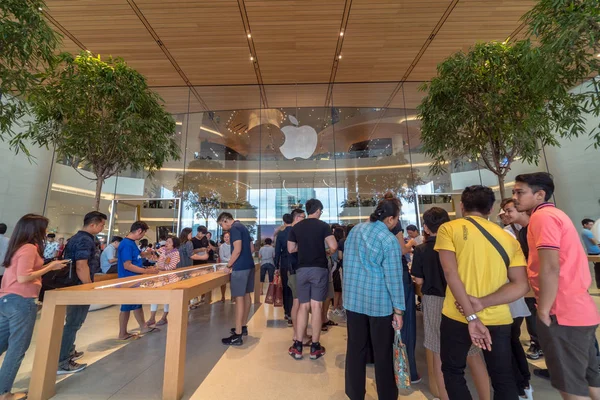 バンコク 2018 バンコクでアップルが 2018 日に新しいお店オープン Iconsiam を保存すると 多くのクラウンの人々 や顧客訪問製品を見る — ストック写真