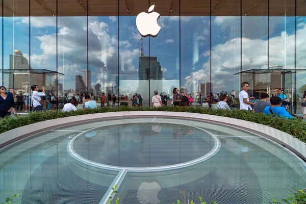 バンコク 2018 バンコクの 2018 Iconsiam でガラス張りの反射でアップル ストアの前でアップルすでに起動 Iconsiam で最初のタイ店 — ストック写真