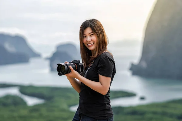 摄影师或游客的肖像在日出时间的午餐南切观景点的神奇景观 旅行和假日概念 — 图库照片