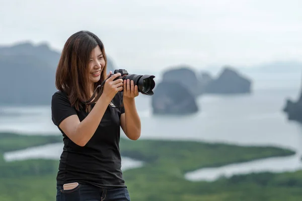 Retrato Fotógrafo Turista Sobre Paisagem Fantástica Samed Nang Chee Ponto — Fotografia de Stock