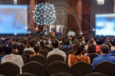 Konferans salonunda veya seminer toplantısında sahnede Seyirci ve Konuşmacı nın Arka görüş beyin fırtınası kavramı, teknoloji konsepti ile iş ve eğitim