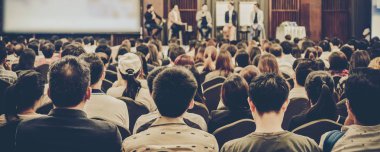 Konferans salonu veya seminer salonunun katılımcı arkaplanlı bulanık fotoğrafının pankartı