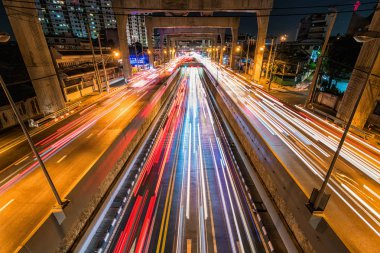 Trafik sıkışıklığı Bangkok, ulaşım cityscape konsepti ile acele saat gece zaman yeraltı tüneli ile uzun pozlama