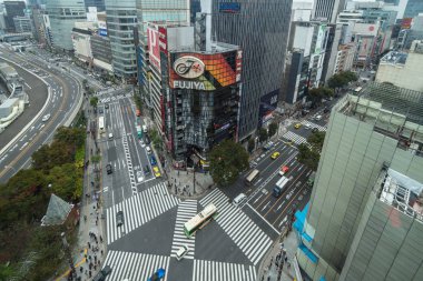 Tokyo, Japonya - Ekim 2017: Üstten görünüm tanımlanmamış Japon halkı kalabalığın yürüme haçlar için sokak 28 Ekim 2017 üzerinde Tokyo, Japonya'nın ilçesi olan Ginza Jr İstasyonu binalar arasında.