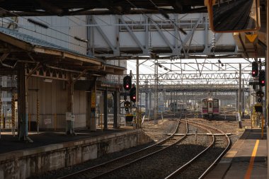 Tokyo, Japonya - Ekim, 2017: Jr Aomori platforma 26 Ekim 2017 üzerinde Aomori istasyonu, Japonya gelen tren