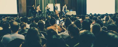 Afiş Sahne Alanı'ndaki hoparlörler seyirci arkadan görünüş kavramında konferans salonu veya seminer toplantı, iş ve eğitim ile