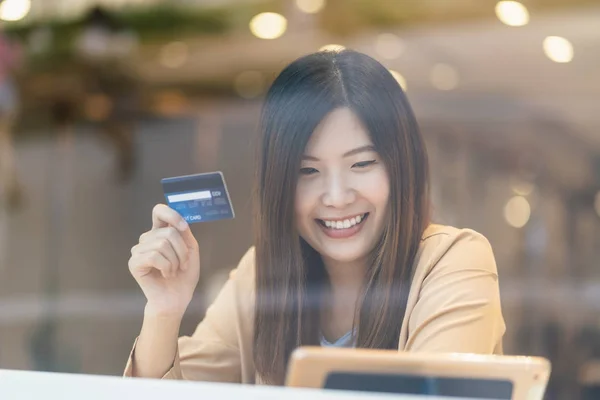 Asian Woman Using Credit Card Mobile Phone Online Shopping Department — Stock Photo, Image