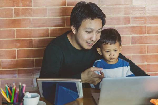 Asiático Padre Soltero Con Hijo Están Buscando Historieta Través Tecnología — Foto de Stock