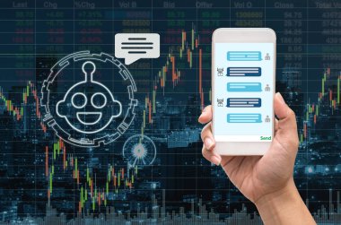 Chatbot mesajını gösteren cep telefonu tutan kadın el cityscape, Ai teknoloji konsepti ile Borsa grafik üzerinde sipariş karar verilirken